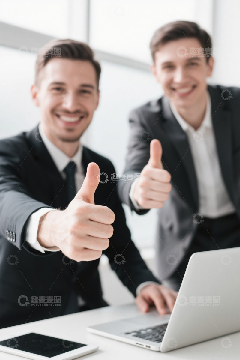 高清大图下载【趣麦麦图】商务人士办公室竖大拇指场景