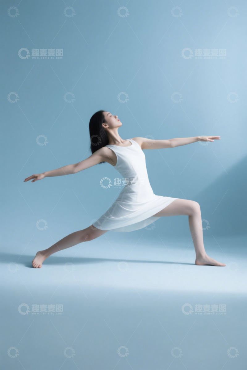 高清大图下载【趣麦麦图】年轻女子蓝色背景下舒展身姿