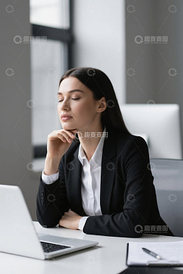 女商人办公时闭眼沉思