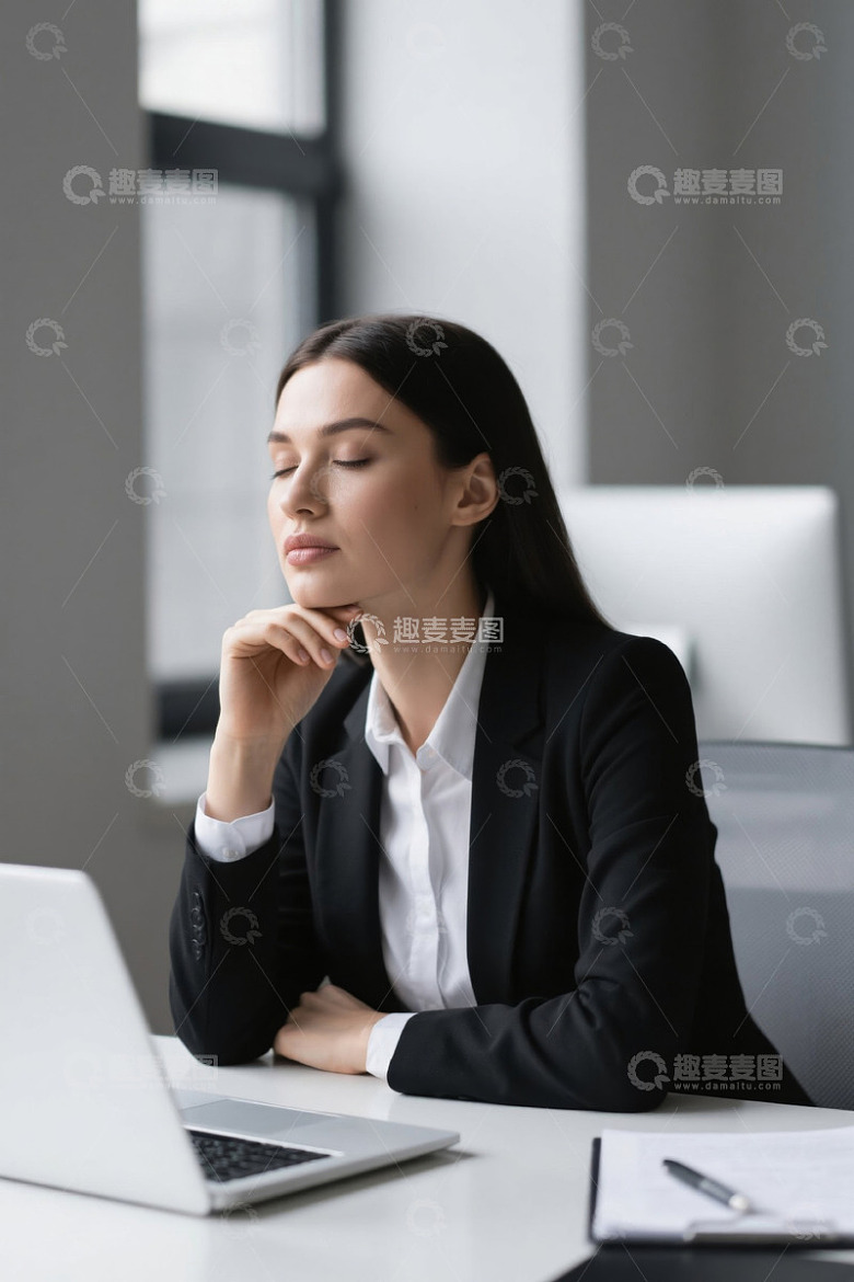 女商人办公时闭眼沉思