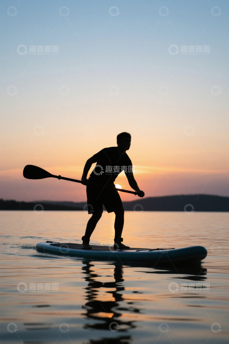 高清大图下载【趣麦麦图】男子夕阳下桨板划行