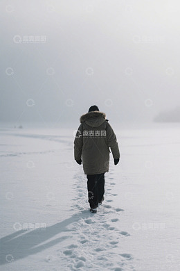 户外雪地中行走的人