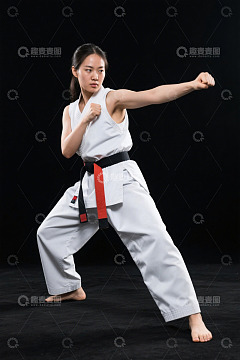 女性空手道练习者武术姿态
