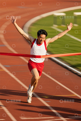 运动员冲过跑道终点线瞬间