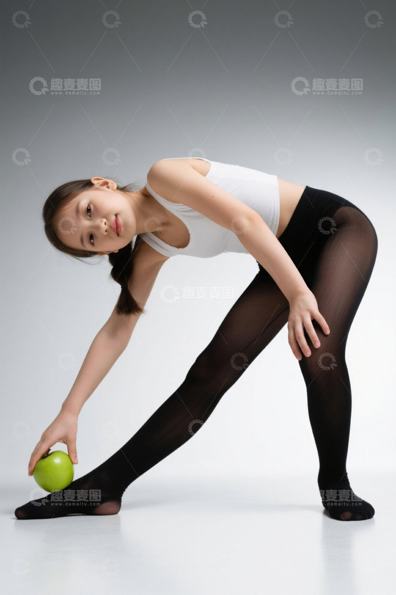 高清大图下载【趣麦麦图】女孩手持青苹果做伸展运动