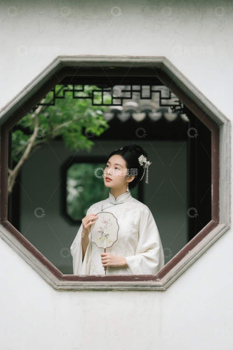 高清大图下载【趣麦麦图】身着汉服女子持扇倚窗