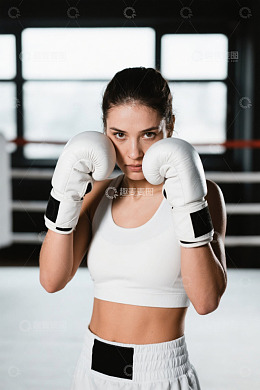 戴拳击手套的女性拳击锻炼