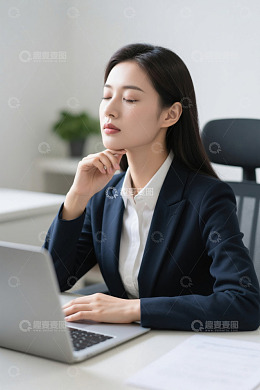 商务女性办公时托腮思考