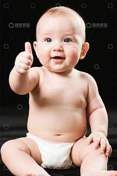 婴儿坐着竖大拇指