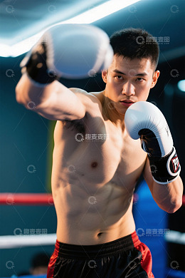 赤膊拳击手在拳台挥拳