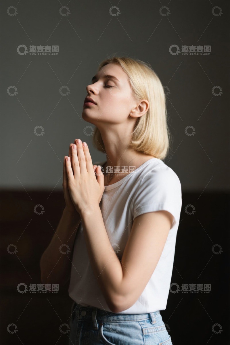 高清大图下载【趣麦麦图】金发女子闭眼祈祷姿态