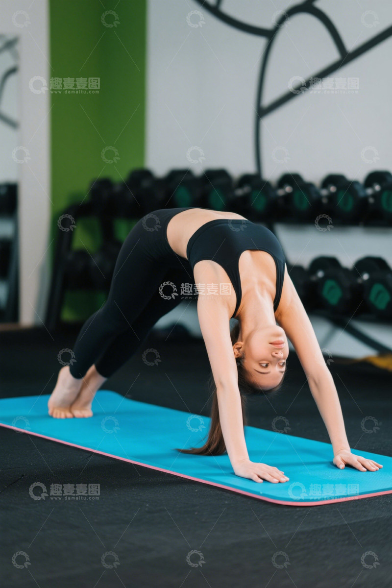 高清大图下载【趣麦麦图】女性健身房内做瑜伽动作