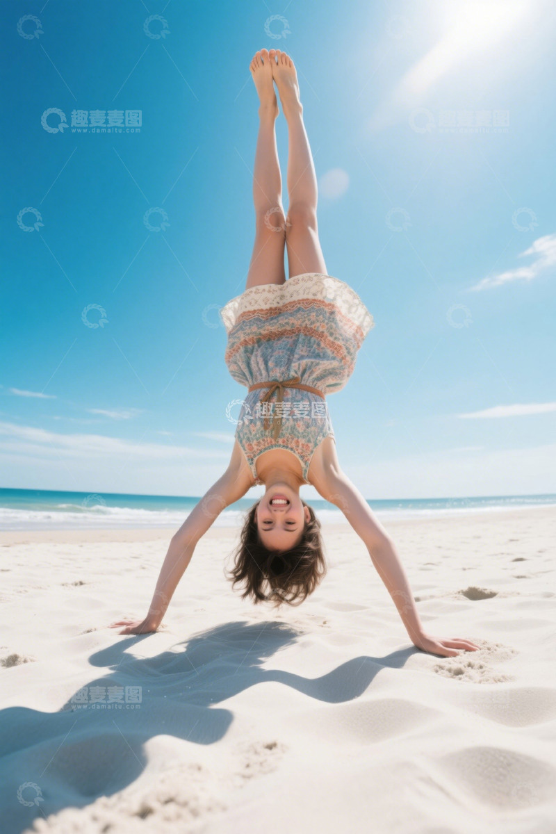 高清大图下载【趣麦麦图】女孩在海滩倒立享受阳光