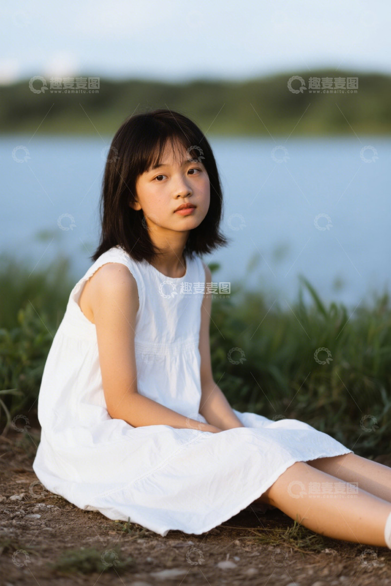 高清大图下载【趣麦麦图】户外湖畔少女静坐