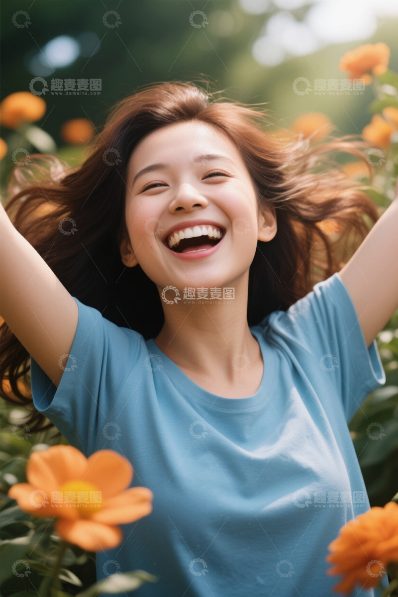 高清大图下载【趣麦麦图】户外微笑的年轻女子