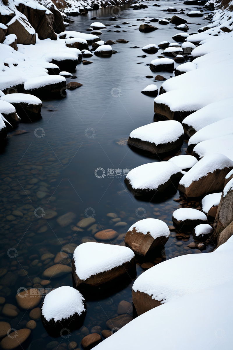 高清大图下载【趣麦麦图】积雪覆盖石头的溪流景象