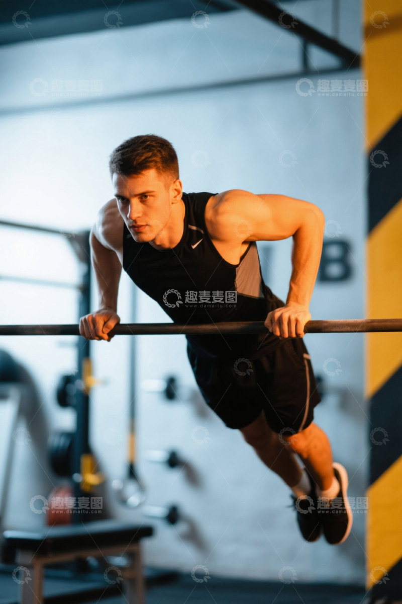 高清大图下载【趣麦麦图】男性健身房做双杠支撑训练