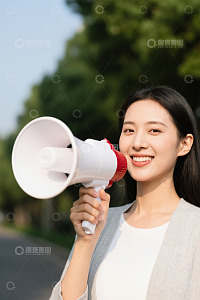 女子手持扩音器户外喊话