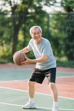 户外篮球场老人手持篮球