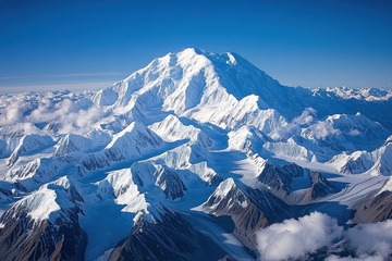远处高山雪山自然美景