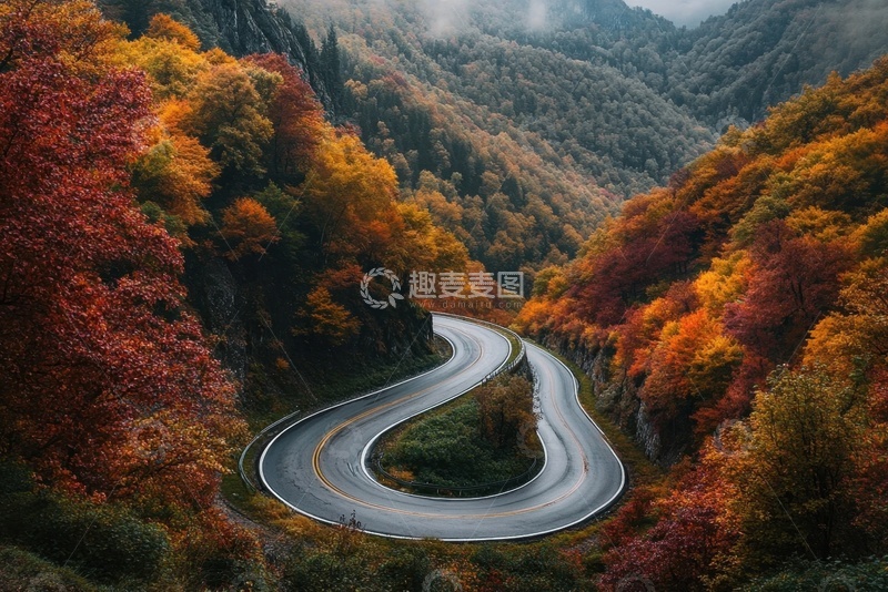高清大图下载【趣麦麦图】秋季山林里蜿蜒的公路