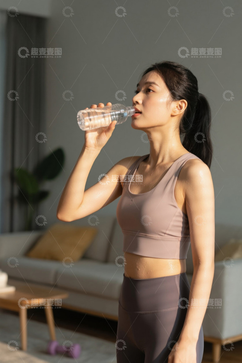 高清大图下载【趣麦麦图】居家运动女性喝水瞬间