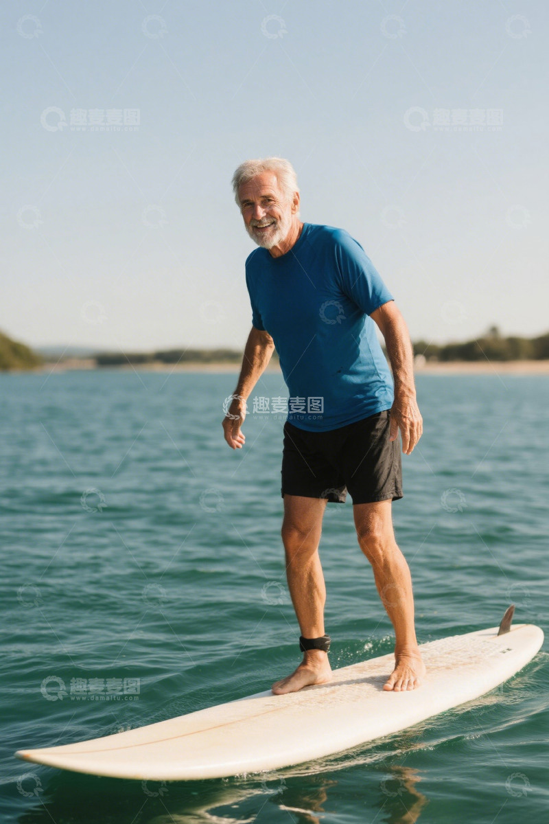 高清大图下载【趣麦麦图】老年男性在海面冲浪