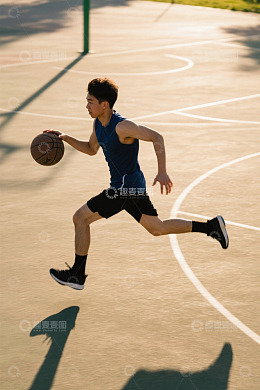 男子户外篮球场运球奔跑