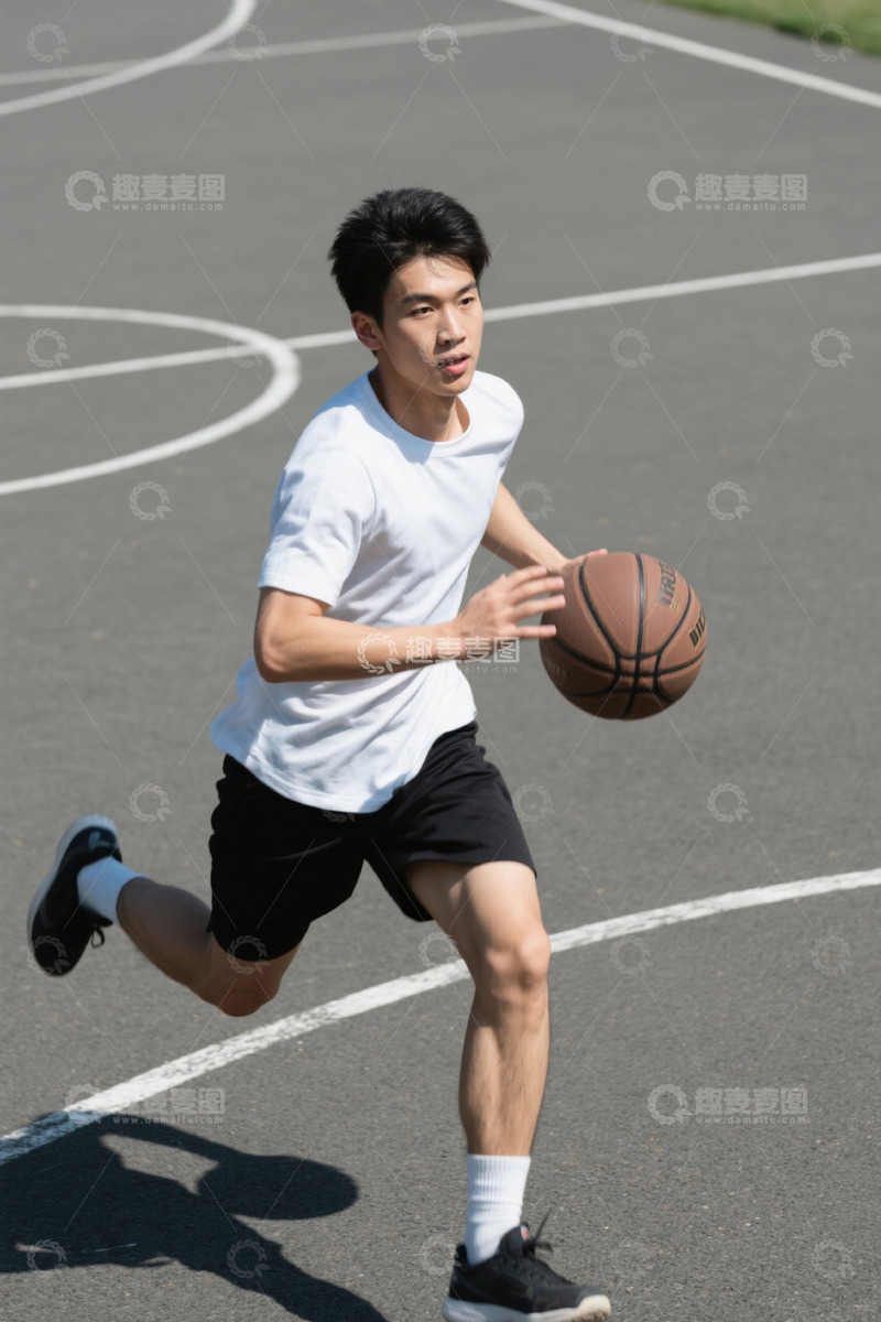 高清大图下载【趣麦麦图】男子户外篮球场运球奔跑