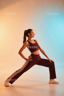 年轻女性伸展运动姿势