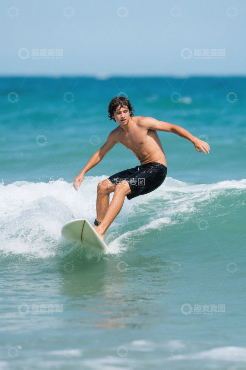 高清大图下载【趣麦麦图】男子在海上冲浪