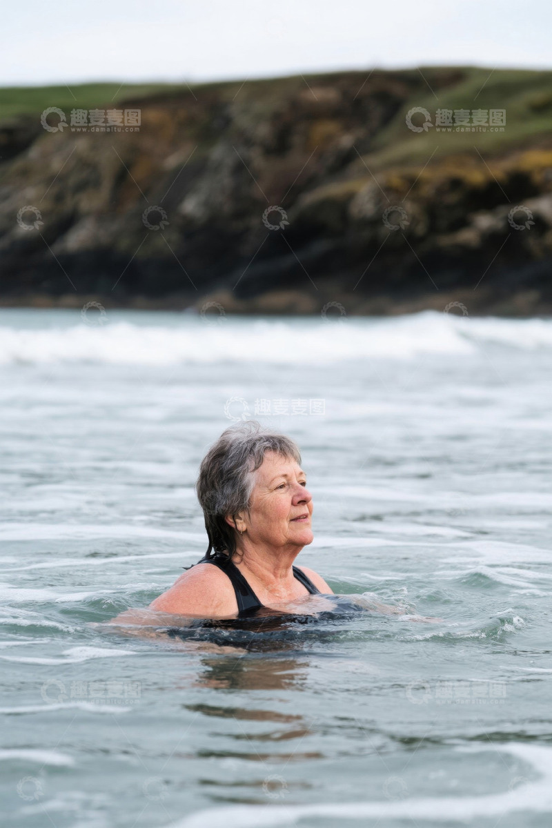 高清大图下载【趣麦麦图】老年女性在海中游泳