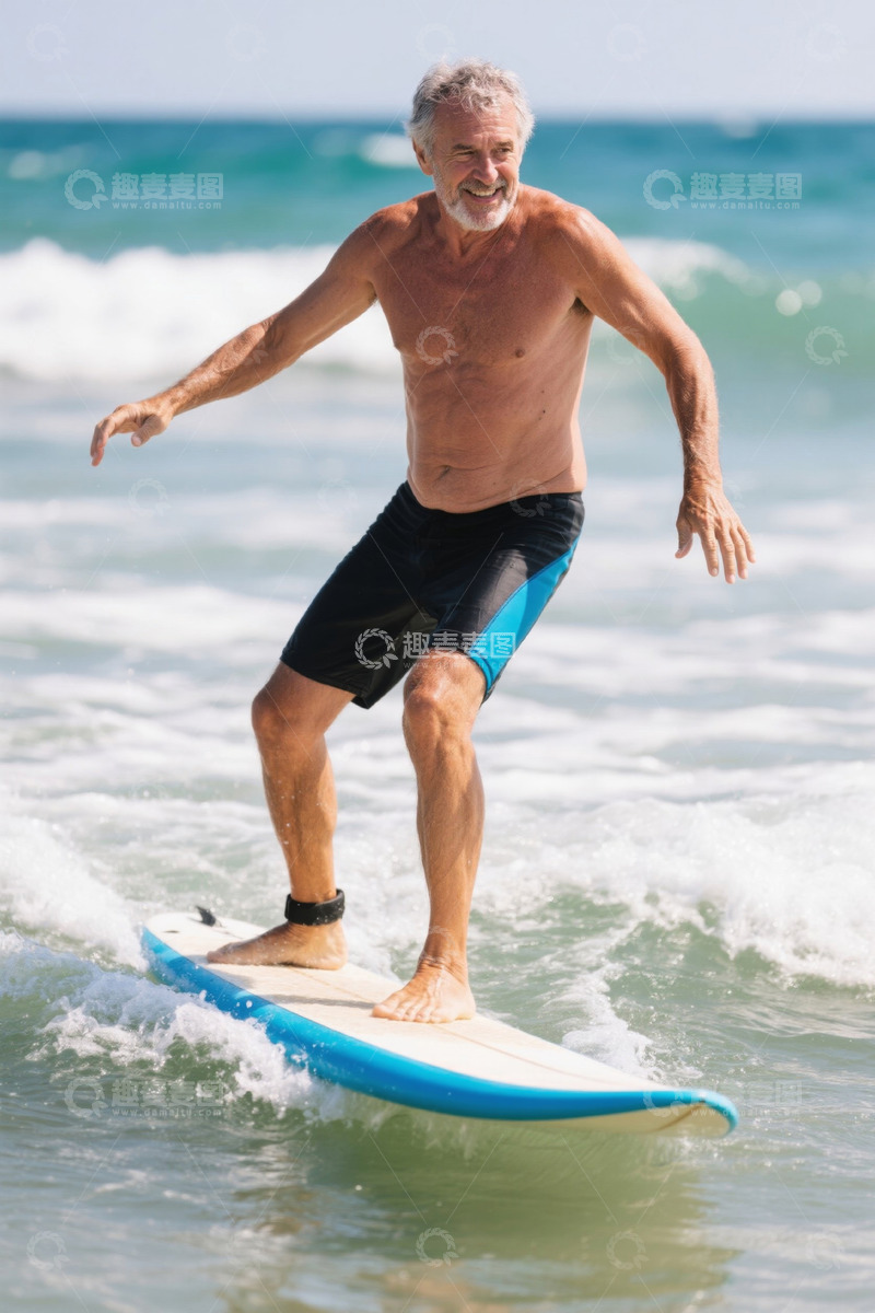 高清大图下载【趣麦麦图】老年男子在海上冲浪