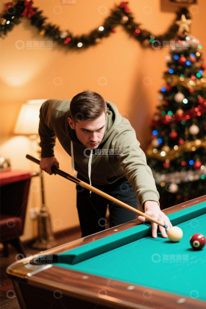 高清大图下载【趣麦麦图】男子室内打台球场景