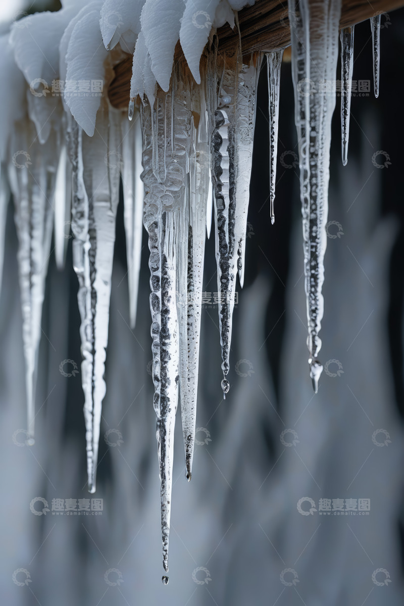 高清大图下载【趣麦麦图】屋檐下悬挂的冰柱特写