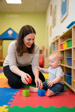 女性与幼儿在室内玩积木