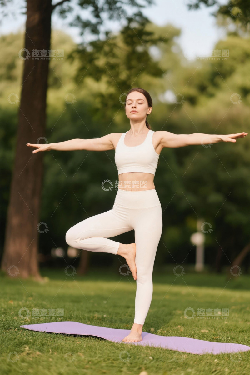 高清大图下载【趣麦麦图】户外女子做瑜伽放松身心