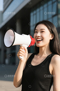 女子手持扩音器户外讲话
