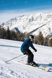 男子雪山滑雪场景