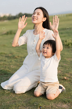母亲与幼儿在户外互动场景