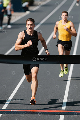 运动员跑道冲刺瞬间