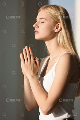 年轻女子闭眼祈祷姿态画面