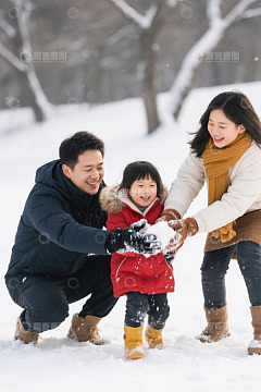 家庭雪天户外玩雪场景