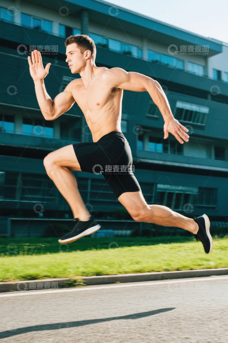 高清大图下载【趣麦麦图】户外赤膊男子跑步