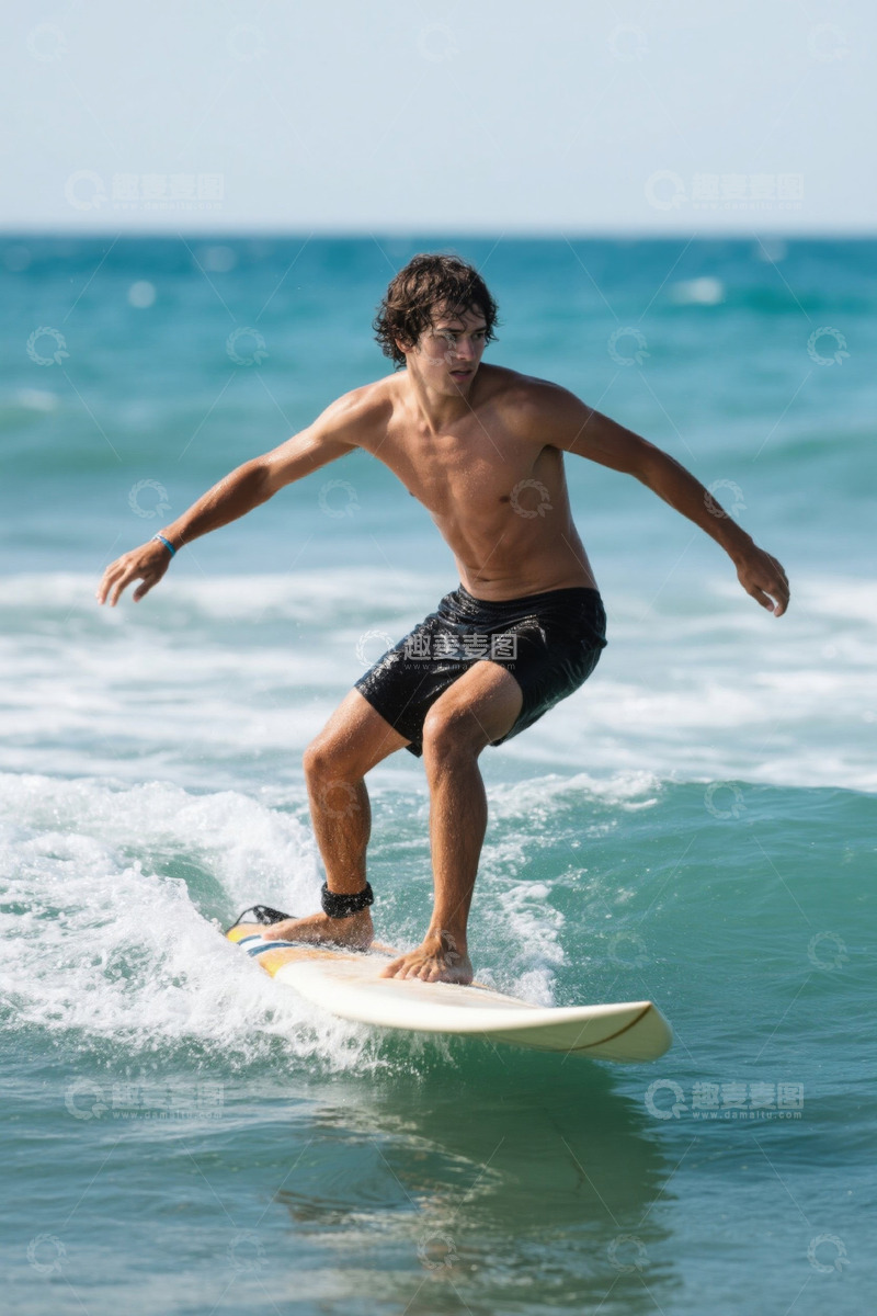 高清大图下载【趣麦麦图】男子海洋中冲浪