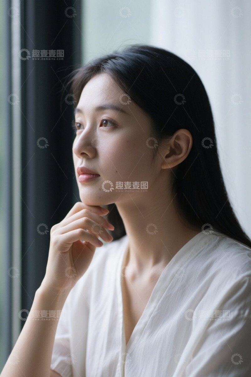高清大图下载【趣麦麦图】窗边托腮沉思的女性
