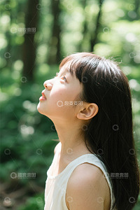 森林中仰头的女孩