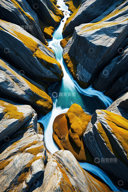 山间岩石间流淌的溪流