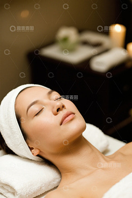年轻女子享受放松的按摩时光