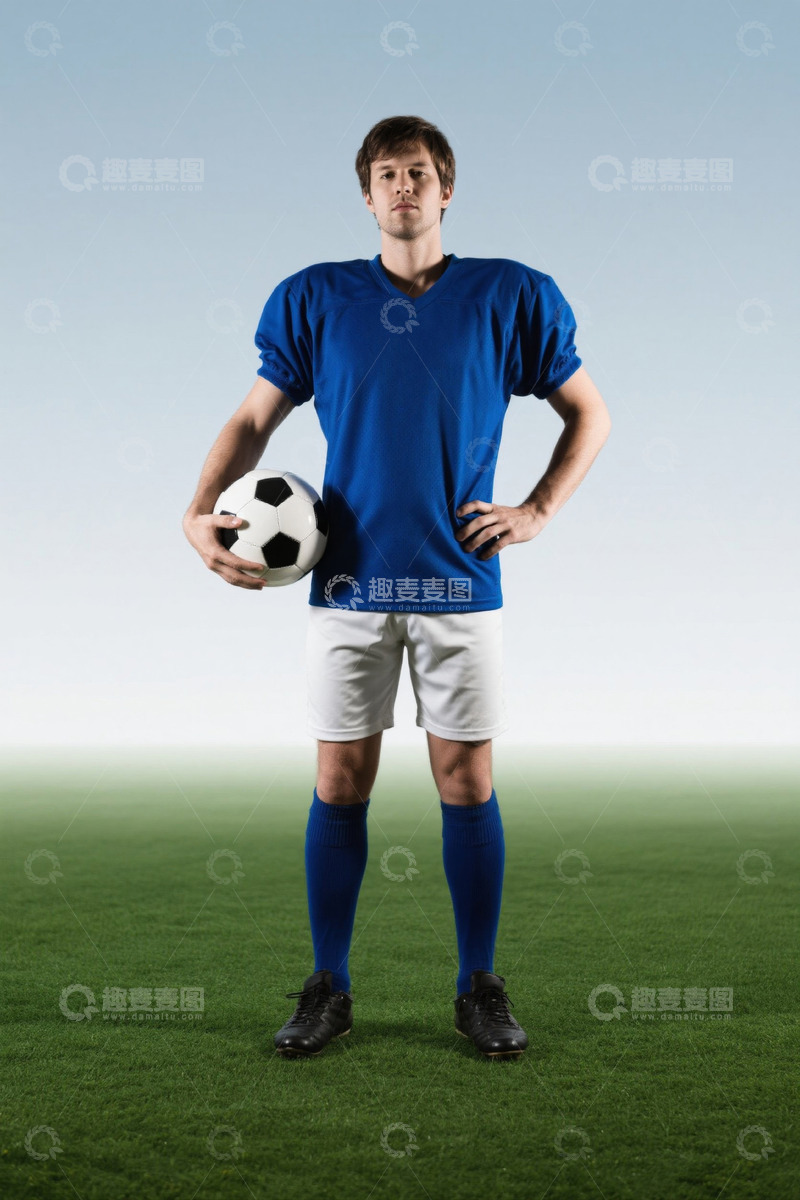 高清大图下载【趣麦麦图】男性足球运动员手持足球站立